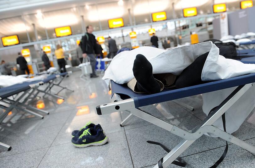 In München wurde der Streik um Mitternacht beendet. Der Flughafen hat 500 Feldbetten für gestrandete Passagiere aufstellen lassen.