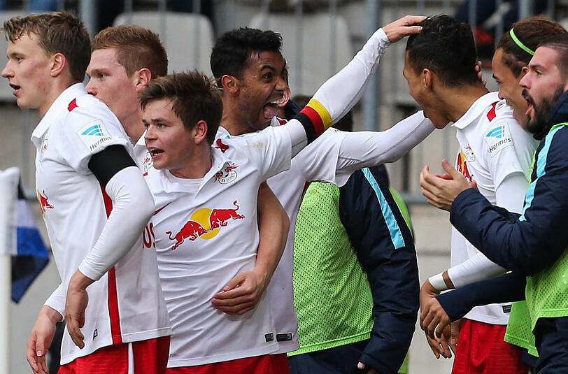 Die Spieler von RB Leipzig feiern den Treffer von Davie Selke (r) zum 1:0.