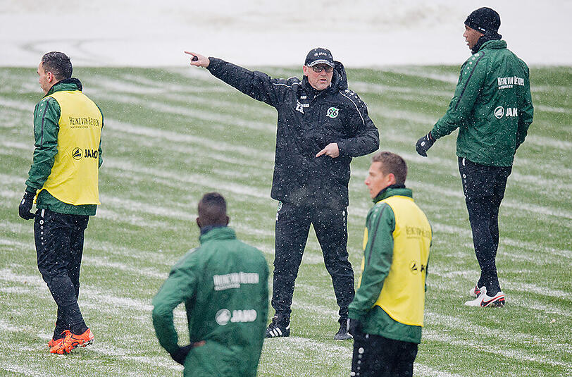 Der Vertrag von Hannovers neuem Trainer Thomas Schaaf (Bildmitte) gilt nur für die Bundesliga.