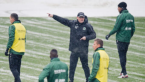 Der Vertrag von Hannovers neuem Trainer Thomas Schaaf (Bildmitte) gilt nur für die Bundesliga.