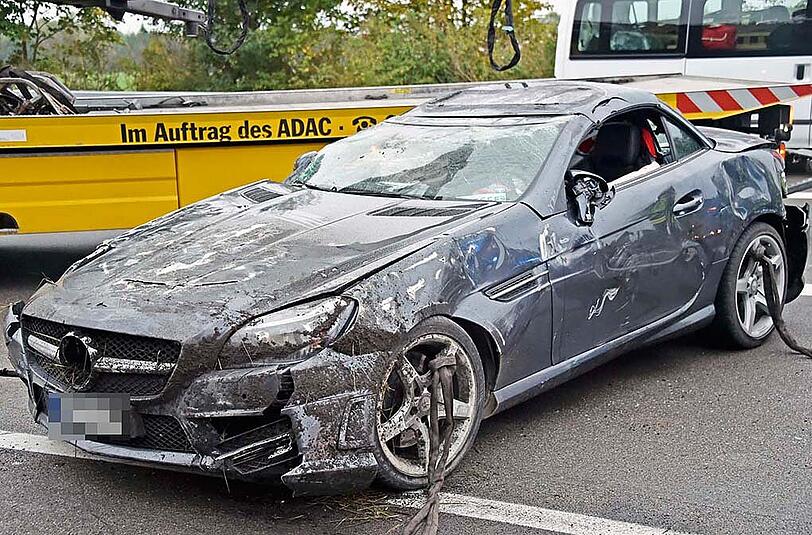 Der verletzte Fahrer konnte sich ohne Hilfe aus seinem Fahrzeugwrack befreien.