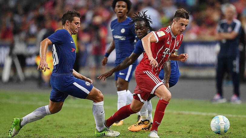 Die Profis des FC Bayern feiern ihr ersehntes ErfolgserlebnisDas war wieder ziemlich Bayern-like. Mit 3:2 (3:1) besiegt der deutsche Meister Englands Champion FC Chelsea nach starkem Start in Singapur. Es war der erste Erfolg auf der so strapaziösen Asien-Reise.
