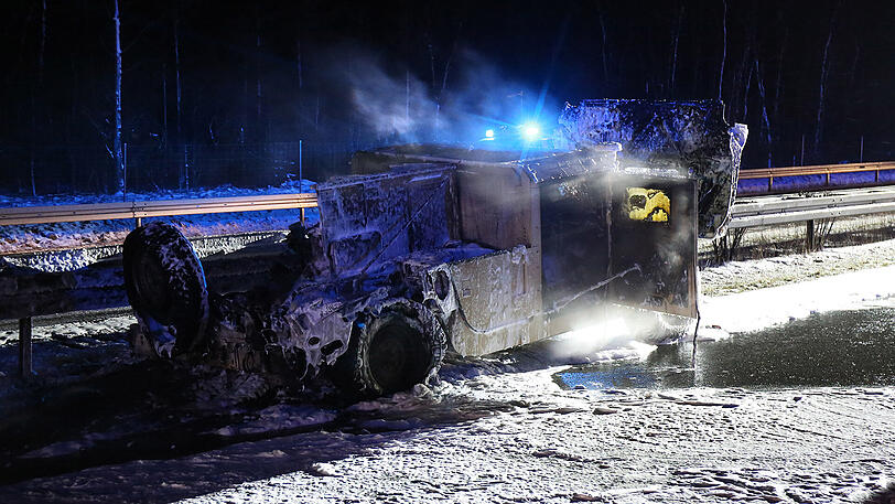 Nachdem der in Flammen stehende Hummer unkontrolliert über die Autobahn gerollt war, brannte er an der Mittelleitplanke völlig aus. Die Bilder.