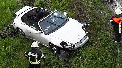Der Porsche ist vollkommen demoliert, der Sachschaden beläuft sich auf etwa 70.000 Euro.