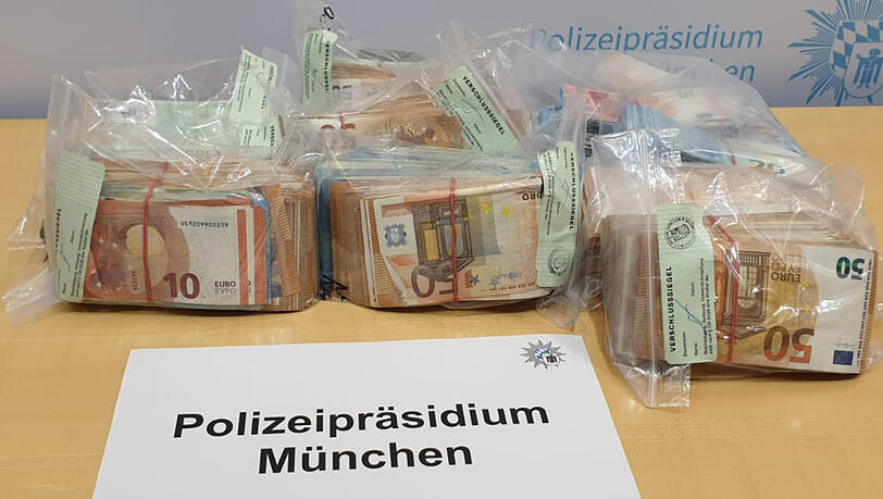 Kleine Scheine, insgesamt 155.000 Euro: Das Geld war ebenfalls im Auto versteckt. Kleine Scheine, insgesamt 155.000 Euro: Das Geld war ebenfalls im Auto versteckt.