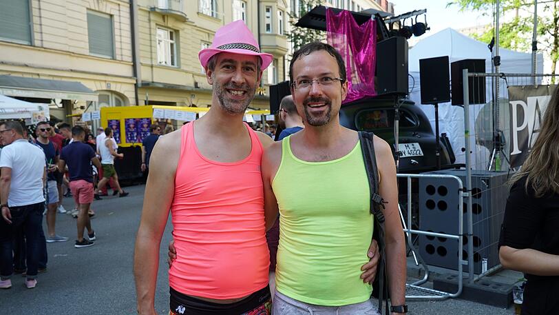 Laut, bunt und vor allem schwul: Das Hans-Sachs-Straßenfest zieht knapp 10.000 Menschen aus München und der queeren Szene an.