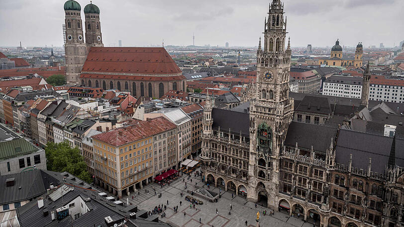 Viele Wolken zum Wochenstart in München. (Archivbild)