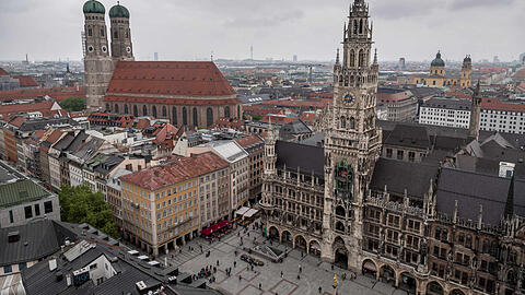 Viele Wolken zum Wochenstart in München. (Archivbild)