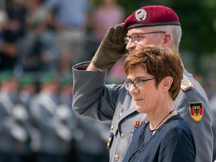 Annegret Kramp-Karrenbauer tritt die Nachfolge der an die Spitze der EU-Kommission wechselnden Ursula von der Leyen an.