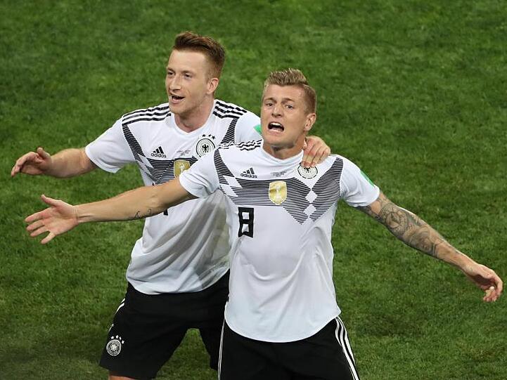 Erstmals Deutschlands Fußballer des Jahres: Toni Kroos (r).