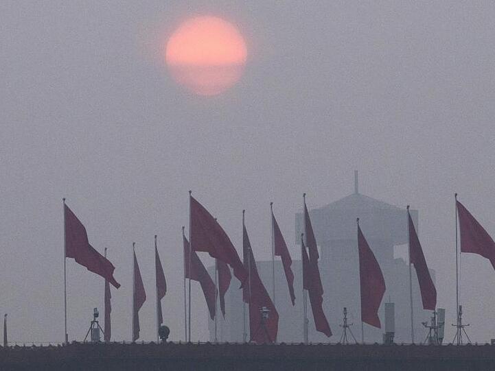 Während Li zu mehr Anstrengungen im Kampf gegen Umweltverschmutzung aufrief, lag heftiger Smog über Peking.