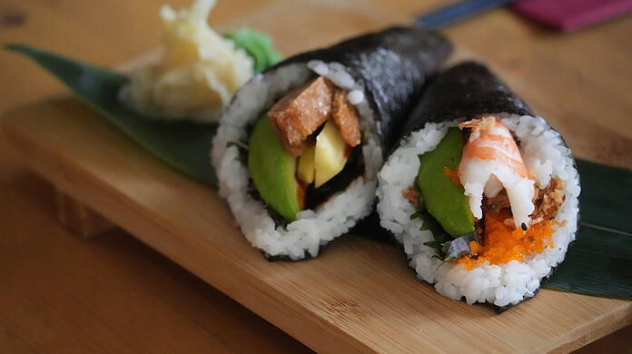 Die Temaki, die man sich aus diversen Zutaten zusammenstellt, bekommt man fertig gerollt auf den Tisch