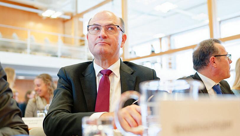 Bayerns Finanzminister Albert F&uuml;racker (CSU) h&auml;tte sich eine bessere Prognose der Steuersch&auml;tzer f&uuml;r den Freistaat gew&uuml;nscht. (Archivbild)