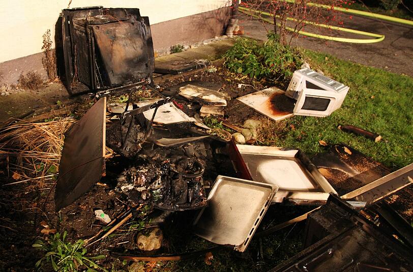 Die Trümmer des Geschirrspülers aus der Wohnung in Waldkraiburg. Vermutlich hat ein Kurzschluss im Gerät den Brand ausgelöst.