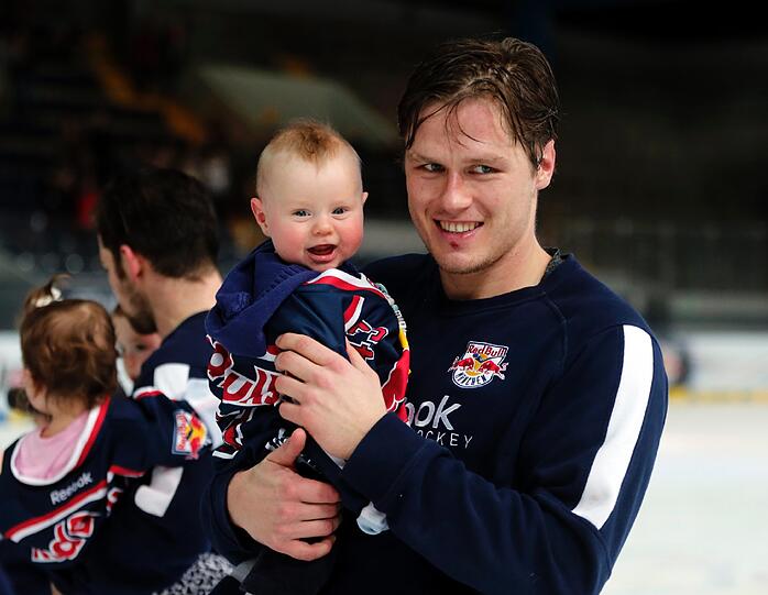 EHC-Star Felix Petermann, hier mit  seinem "Münchner Kindl"  Quirin, wird beim EHC München bleiben.