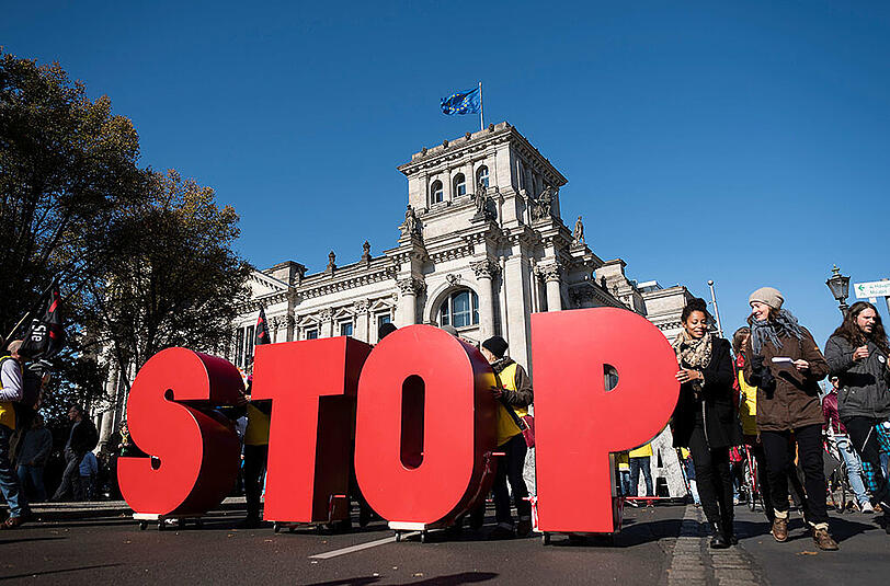 Bilder von der TTIP-Demo in Berlin. Laut Polizei nahmen rund hunderttausend Menschen am Protestmarsch durch die Hauptstadt teil.