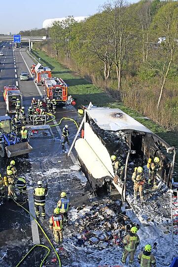 Auf der A9 ist ein Lkw komplett ausgebrannt - er hatte Tiefkühlpizza geladen.