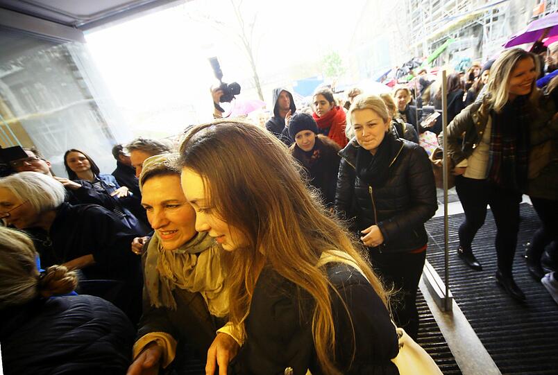 Andrang bei der Eröffnung des H&M in der Weinstraße. Die Bilder vom Opening des Flagshipstore.