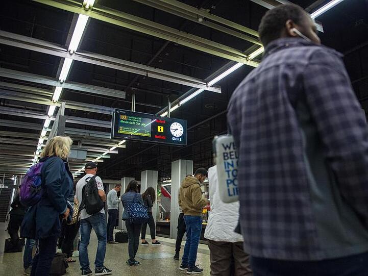 Menschen warten am Bahnsteig der U-Bahn-Haltestelle "Hauptbahnhof" in München. Foto: Lino Mirgeler/dpa/Archivbild