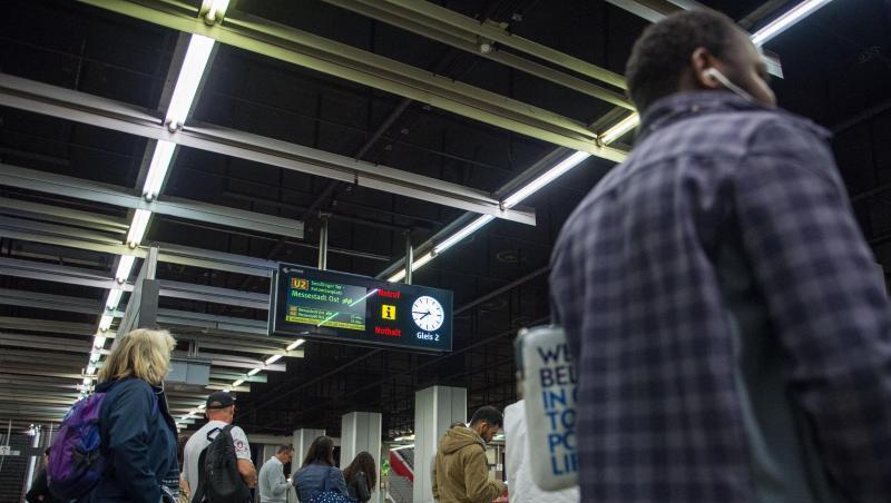 Menschen warten am Bahnsteig der U-Bahn-Haltestelle "Hauptbahnhof" in München. Foto: Lino Mirgeler/dpa/Archivbild Menschen warten am Bahnsteig der U-Bahn-Haltestelle "Hauptbahnhof" in München. Foto: Lino Mirgeler/dpa/Archivbild