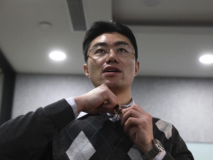 Zhang Dongshuo, Anwalt von Robert Lloyd Schellenberg, spricht mit Medienvertretern.