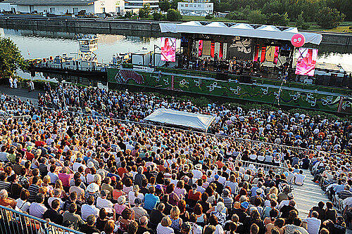Nürnberg liegt am Hafen: großer Zulauf für ein Konzert an sonst eher unwirtlichem Gelände.