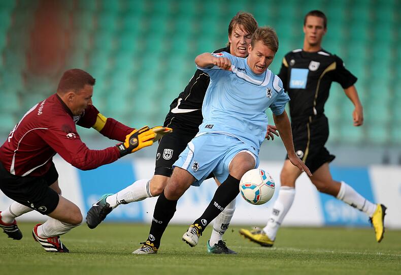 Erstmals präsentierten sich die Löwen in den neuen hellblauen Heimtrikots. Die besten Bilder vom Testspiel des TSV 1860 München in Ulm.