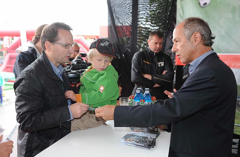 Autogramme für die Löwen-Fans: Reiner Maurer in Aubing