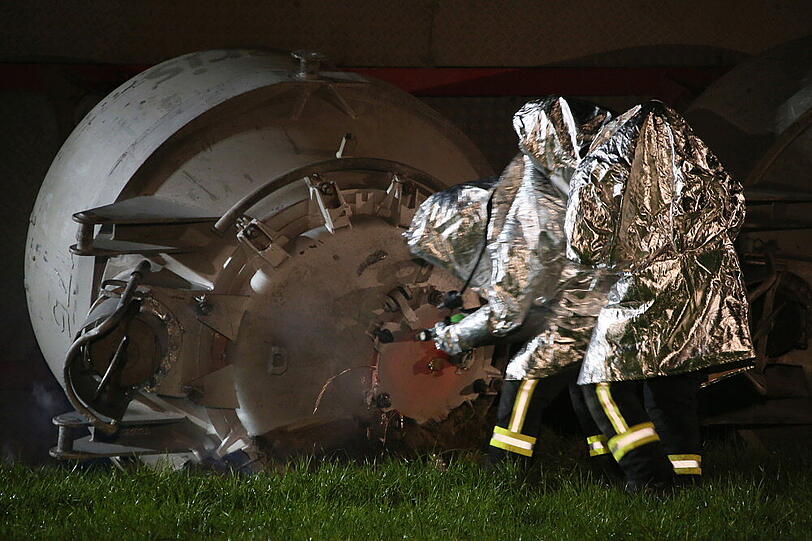 Irre Bilder aus dem Landkreis Mühldorf: Ein Lkw, der 800 Grad heißes Aluminium geladen hatte, ist umgekippt. Das flüssige Metall ist teilweise ausgelaufen. Die Fotos vom Unfallort.