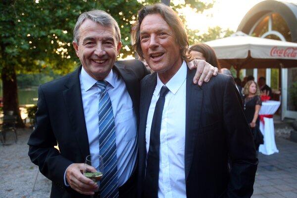 Als der Kult-Arzt 2012 seinen 70. Geburtstag feiert, ist auch DFB-Präsident Wolfgang Niersbach dabei und gratuliert dem Doc.