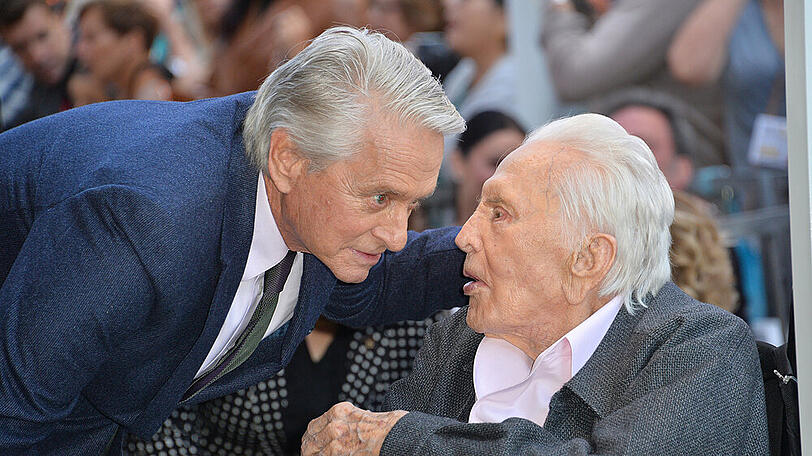 Michael Douglas und sein Vater Kirk Douglas (r.) 2018 in Los Angeles