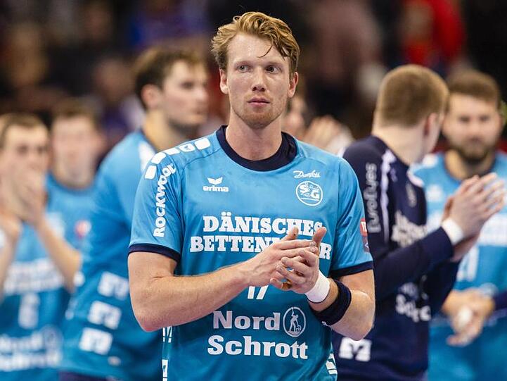Simon Jeppsson klatscht nach dem Spielende. Foto: Frank Molter/dpa/Archiv