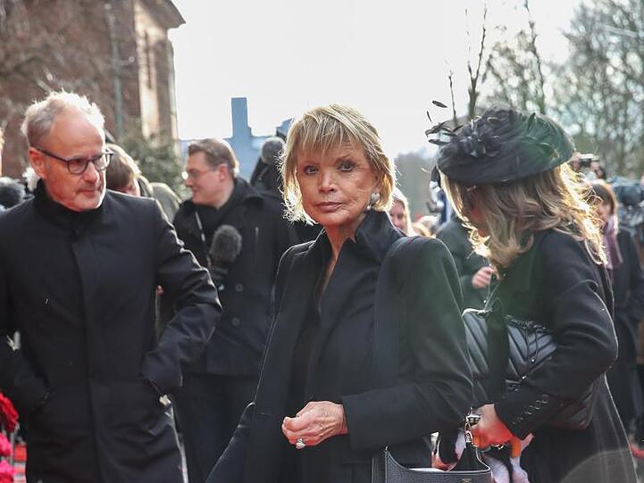 Uschi Glas gehört zu den Trauergästen.