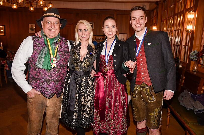 Angermaier-Chef Dr. Axel Munz mit Freundin Yve Marwan und dem Narrhalla-Prinzenpaar Leonard I. und Elisabeth II.