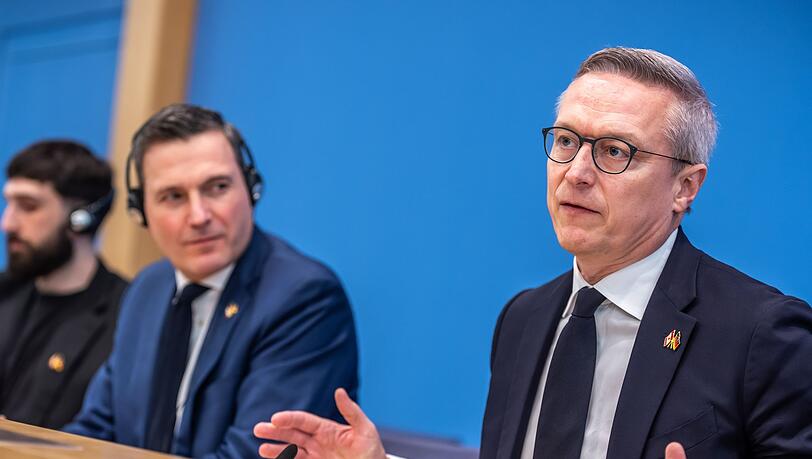 Digitalminister Karsten Wildberger (r.) und sein kanadischer Amtskollege Evan Solomon stellen den deutsch-kanadischen Deal in Berlin bei einer Pressekonferenz vor.