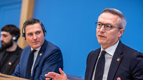 Digitalminister Karsten Wildberger (r.) und sein kanadischer Amtskollege Evan Solomon stellen den deutsch-kanadischen Deal in Berlin bei einer Pressekonferenz vor.