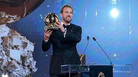 Harry Kane freute sich am Montagabend sichtlich &uuml;ber seine Auszeichnung.