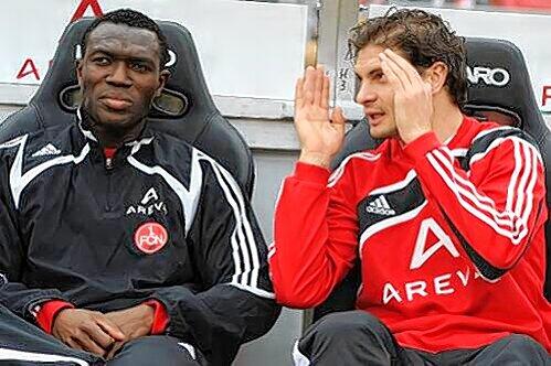 Sie fühlen sich wohl auf der Ersatzbank des 1. FC Nürnberg: Isaac Boakye (l.) und Angelos Charisteas verdienen auch als Reservisten bestens.