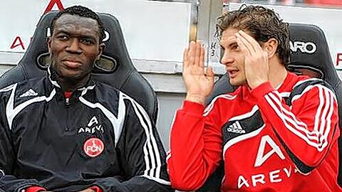 Sie fühlen sich wohl auf der Ersatzbank des 1. FC Nürnberg: Isaac Boakye (l.) und Angelos Charisteas verdienen auch als Reservisten bestens.