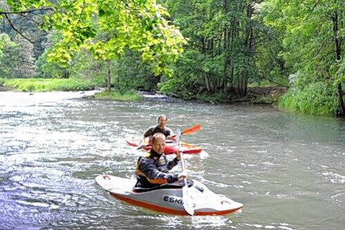 Zwei Paddler sind mit ihren Kajaks auf der Wiesent unterwegs.