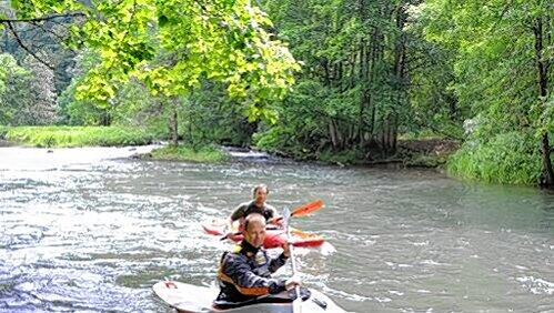 Zwei Paddler sind mit ihren Kajaks auf der Wiesent unterwegs. Zwei Paddler sind mit ihren Kajaks auf der Wiesent unterwegs.