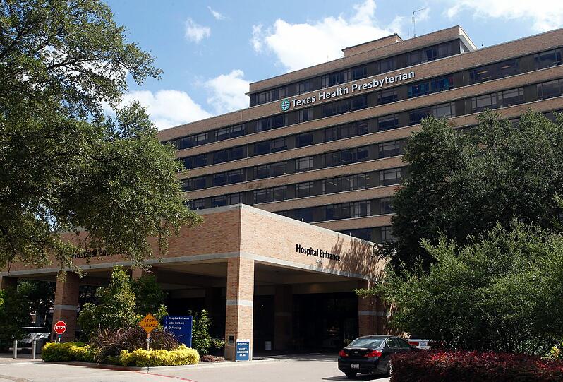 Bereits am 26. September hatte der Mann das Texas Health Presbyterian Krankenhaus in Dallas aufgesucht, wurde aber nicht auf Ebola getestet.