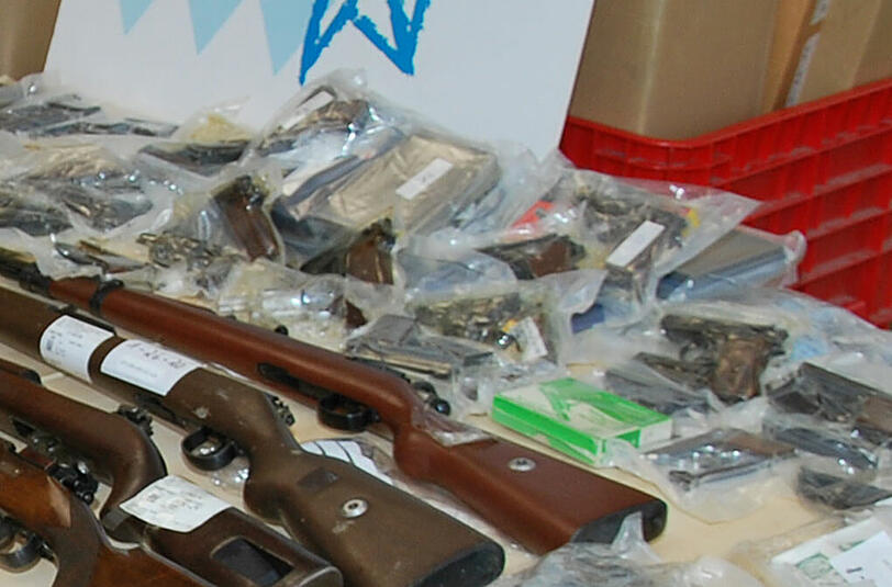 Angst vor einem neuen Weltkrieg: Ein 59-Jähriger hat Maschinenpistolen, Gewehre und Sprengstoff in einem selbstgebauten Bunker gehortet.