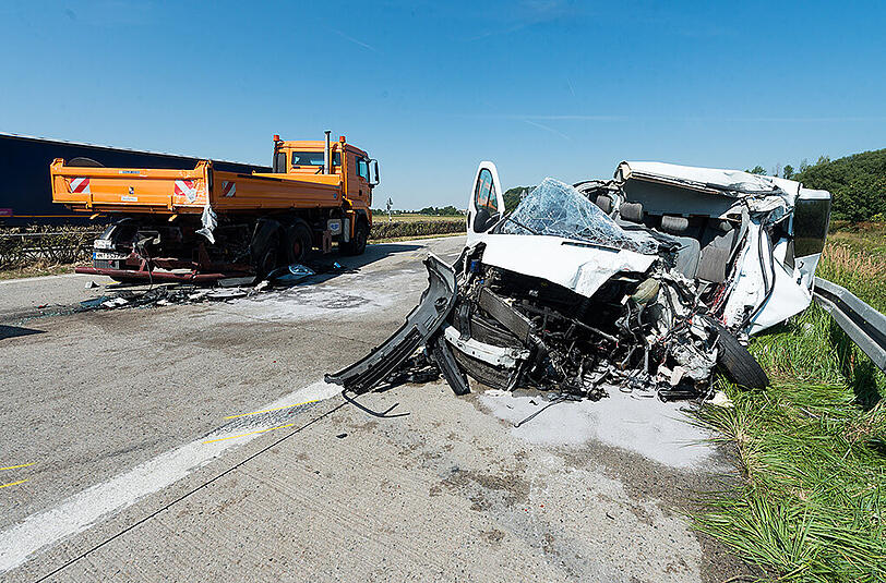 Bei dem Unfall auf der A3 sind am Freitag zwei Menschen getötet worden, fünf weitere wurden schwer verletzt.