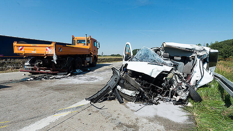 Bei dem Unfall auf der A3 sind am Freitag zwei Menschen getötet worden, fünf weitere wurden schwer verletzt. Bei dem Unfall auf der A3 sind am Freitag zwei Menschen getötet worden, fünf weitere wurden schwer verletzt.