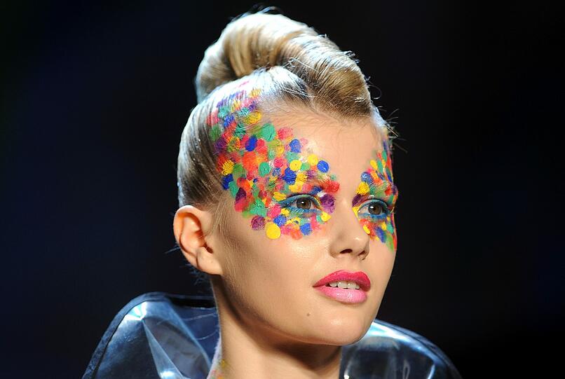In Berlin läuft die fashion week. Ein Model zeigt hier auch ausgefallene Gesichtsbemalung