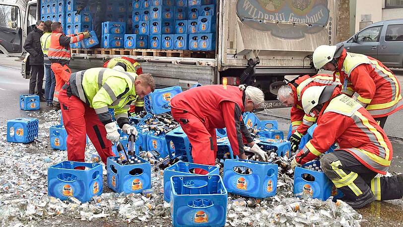Die Einsatzkräfte der Feuerwehr waren rund eineinhalb Stunden mit Aufräumarbeiten beschäftigt. Der Lkw verlor rund 130 Kästen mit insgesamt 2600 Spezi-Flaschen.
