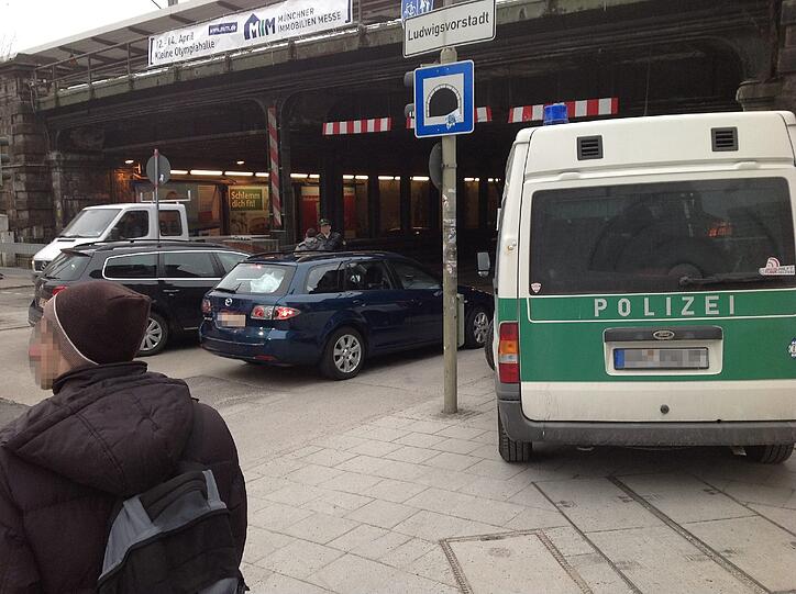 Ein Einsatzfahrzeug der Polizei und ein Krankenwagen verengten die Kreuzung zusätzlich.