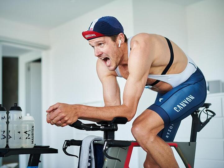 Triathlet Jan Frodeno auf seinem Rollentrainer.