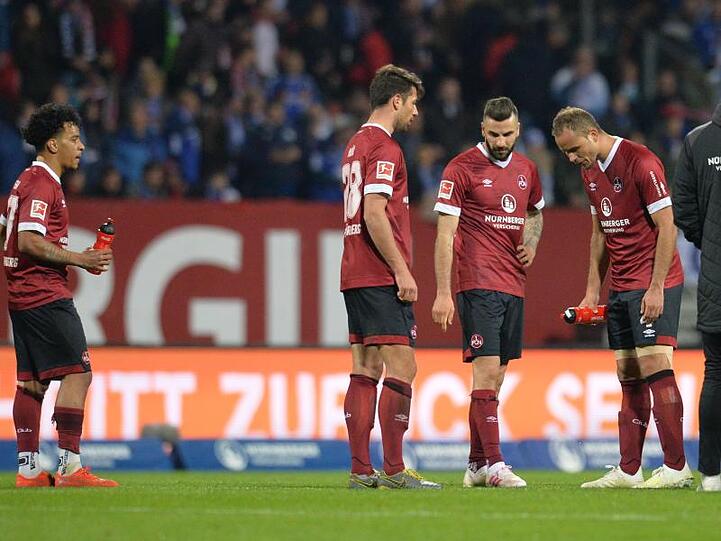 Die Nürnberger Spieler waren nach dem 1:1 gegen den FC Schalke 04 enttäuscht.